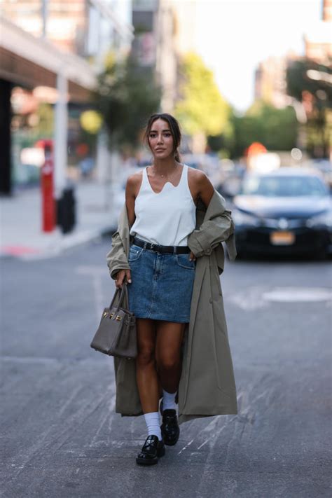  Effortless Style: Mastering the Art of Wearing Short Skirts with Ease 