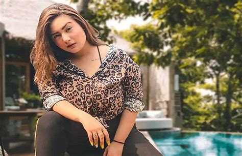 Aashika Bhatia's Personal Life and Relationships