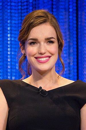 About Elizabeth Henstridge's Age and Height