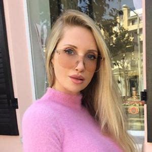 Age: How Old is Amanda Lee?