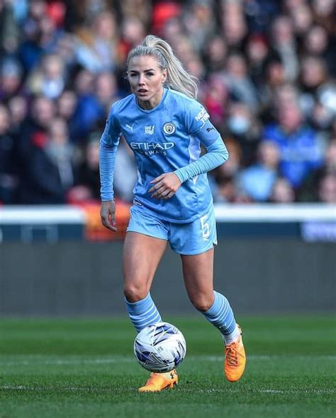 Age and Height of Alex Greenwood