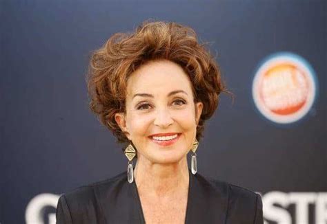 Annie Potts' Height and Figure