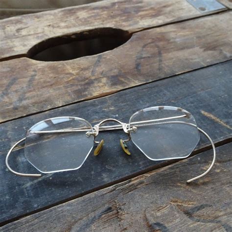 Beyond Reflection: Exploring the Intricate Craftsmanship of Vintage Looking Glasses