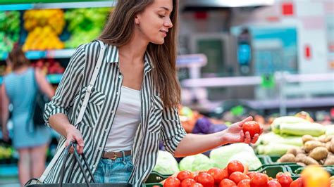 Choosing the Ideal Tomatoes at the Grocery Store