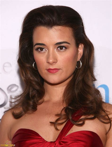 Cote De Pablo's Height and Figure