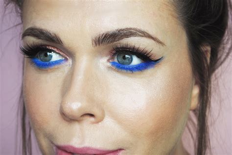 Dare to Stand Out: Rocking Blue Eyeliner like a Pro