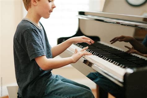 Discover the Advantages of Practicing the Piano in the Comfort of Your Own Space