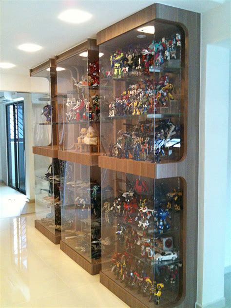 Displaying Your Collectibles in a Stunning Glass Showcase