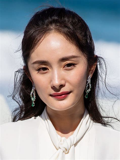 Early Life and Education of Yang Mi