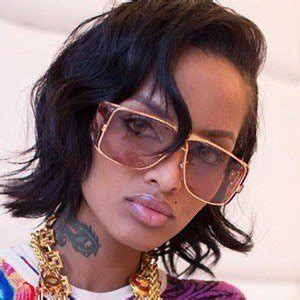 Early life and childhood background of Lola Monroe