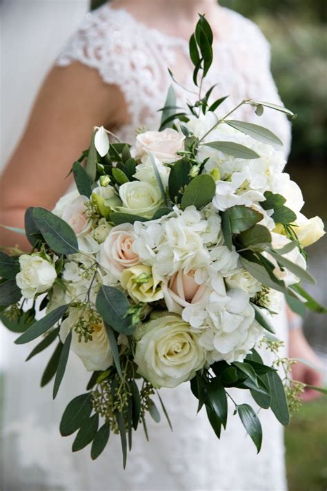 Elegant and Classic: Timeless Wedding Bouquet Designs