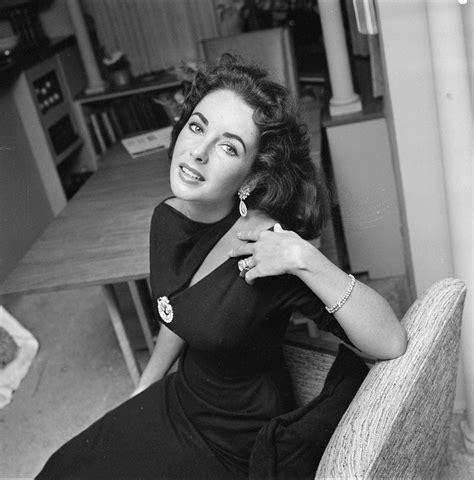 Exploring the Legendary Style of Elizabeth Taylor