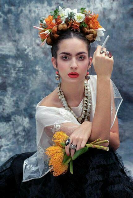 Fashion and Style of Frida Sante