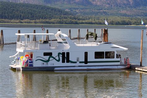 Houseboating Destinations: Discovering the Perfect Locations for Living Your Waterborne Aspiration