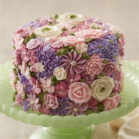 Incorporating Colors and Designs to Create Stunning Cake Decorations