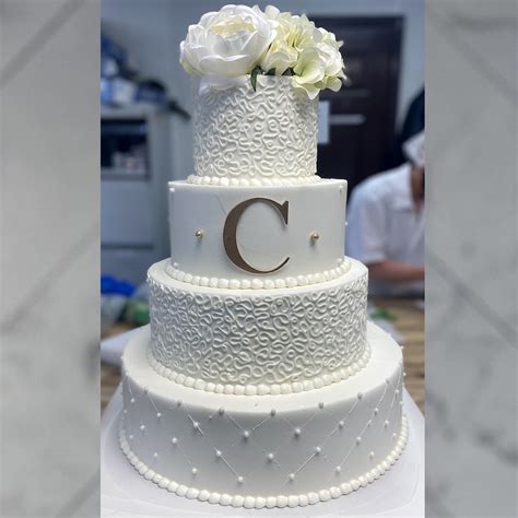 Incorporating Personal Touches: Customizing Your Wedding Cake