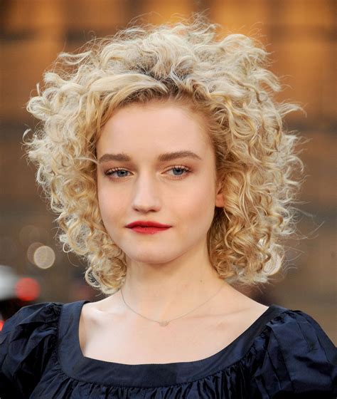 Inspiring Celebrity Blonde Curly Hair Looks: Get Inspired by the Stars