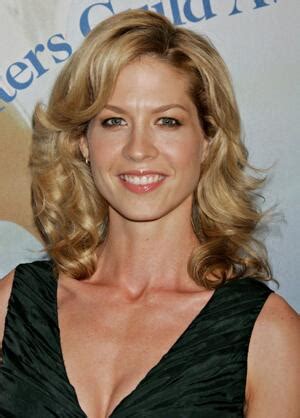 Jenna Elfman Biography