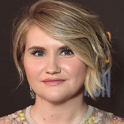 Jillian Bell: Early Life and Education