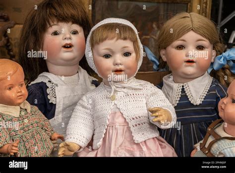 Rediscovering the Charms of Time: Exploring Vintage Cameras and Antique Dolls