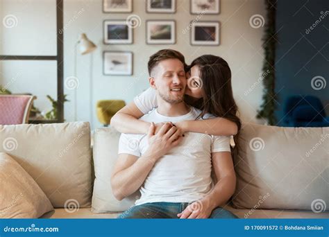 Shoulder Kisses and Relationship Satisfaction: Examining the Connection