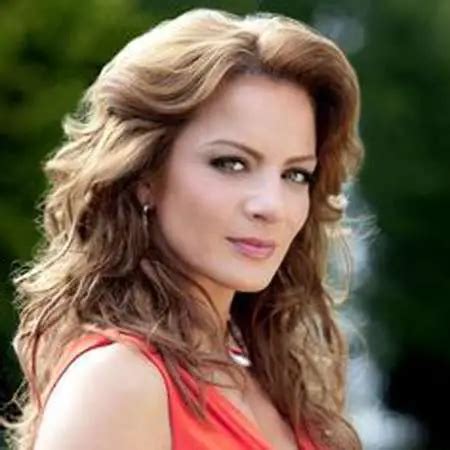 Silvia Navarro: A Sneak Peek Into Her Life