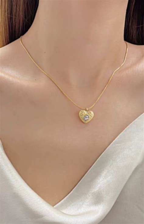 The Enchanting Allure of a Gleaming Heart Pendant