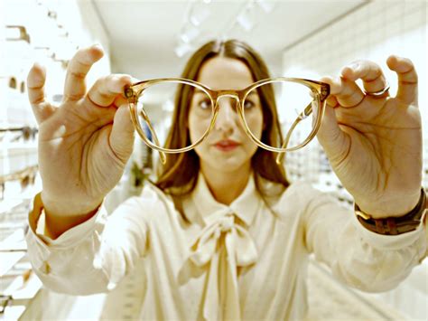 The Impact of Eyeglasses on the Dreamer's Self-Perception