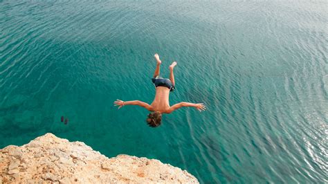 The Science Behind the Excitement: Understanding the Psychology of Cliff Diving