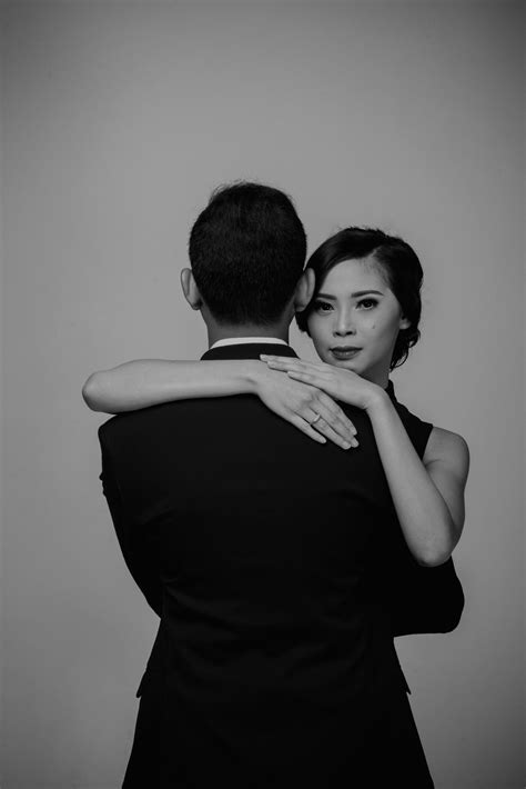 The Significance of Poses: Crafting Timeless and Sophisticated Wedding Portraits