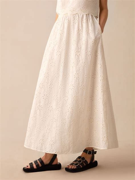 The Timeless Sophistication of an Ivory Skirt