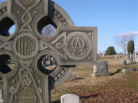 The hidden meanings behind symbols in dreams about cemeteries