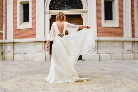 Tips to Shop for a Budget-Friendly Gown and Band