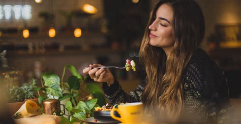 Understanding the Emotional Significance of Dining Alone in Dreams