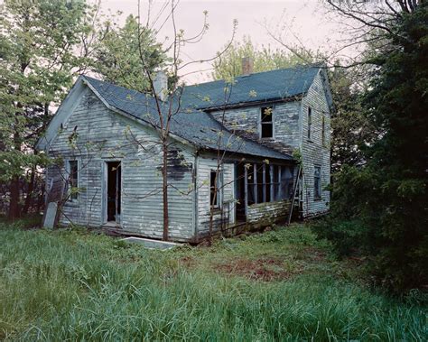 Unveiling the Past: Techniques for Exploring an Abandoned Residence